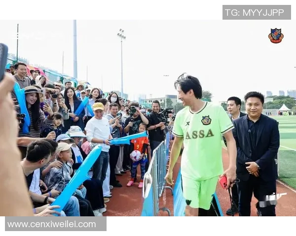 街头偶遇足球明星精彩瞬间视频分享让你感受足球魅力与明星风采 街头偶遇足球明星精彩瞬间视频分享让你感受足球魅力与明星风采