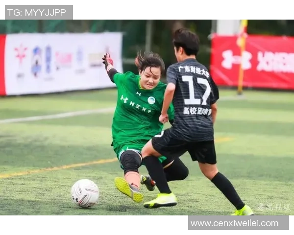 足球明星获奖时与女粉丝合影展现温馨瞬间与青春活力